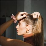Bellody - Scrunchie Haargummie Silk Met Logo - Roze - Image 2