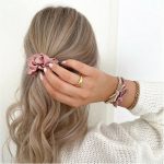 Bellody - Scrunchie Haargummie Silk Met Logo - Roze - Image 3