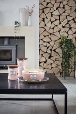 WoodWick Geurkaars Medium Pressed Blooms & Patchouli 275 gr - Image 2