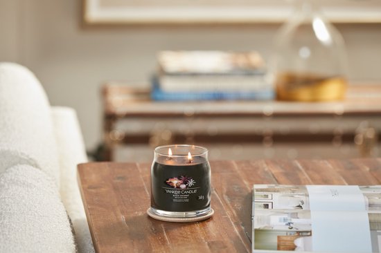 550x366-723 Yankee Candle - Black Coconut Signature Medium Jar - Image 1