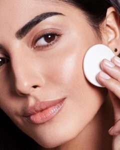 Max Factor Miracle Touch Compact Foundation - 070 Natural - Image 2