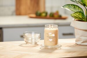Yankee Candle - Vanilla Cupcake Signature Large Jar - Image 4