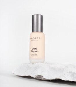 MÁDARA Skin Equal Foundation #10 porcelain 30 ml - vegan - SPF 15 - Image 3