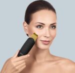 GESKE | SmartAppGuided™ MicroCurrent Skin Scrubber & Blackhead Remover | 9 in 1 | Tools huidverzorging | Gezichtsreiniging | Anti-aging en reiniging | Professionele facelift | Mee-eter verwijderaar - Image 3